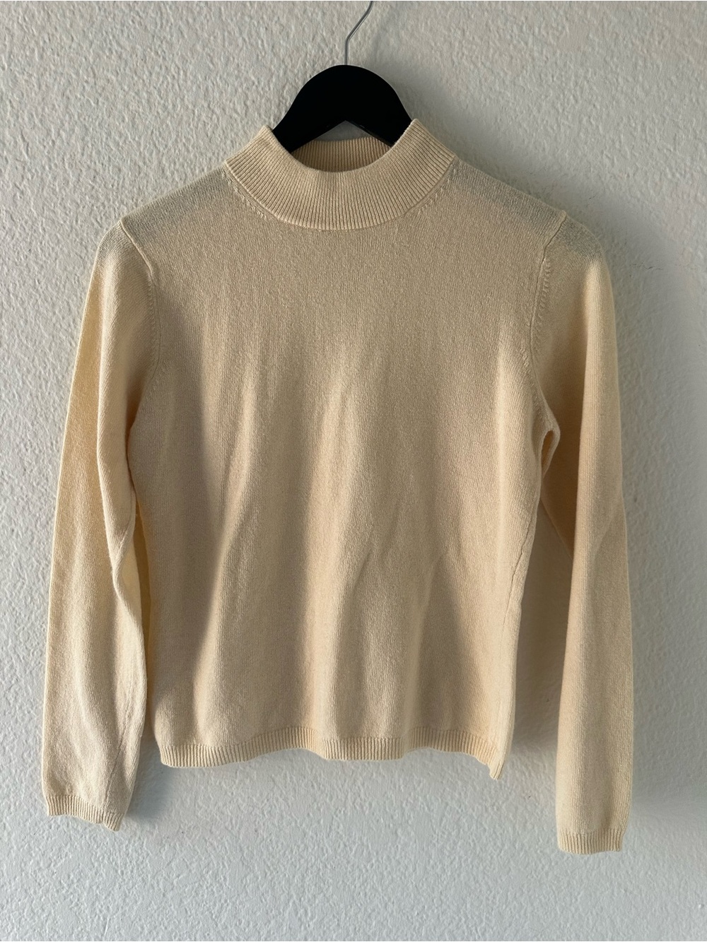 Cashmere Collection Vintage 90โs Womenโs Cream Mock Neck Sweater